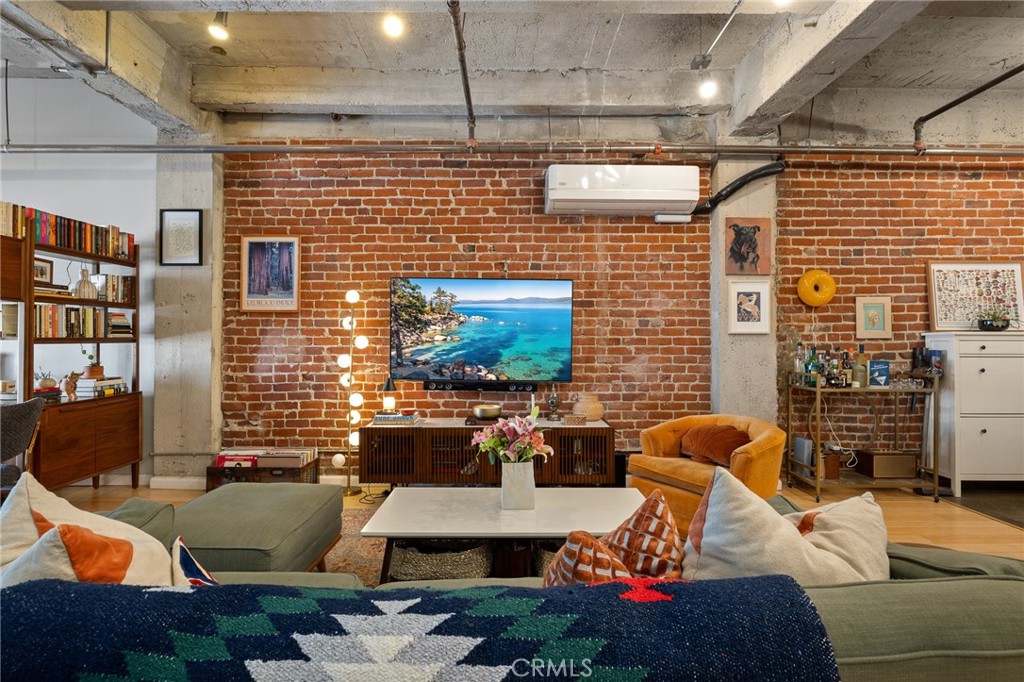 https://media.crmls.org/medias/873e4375-0a4d-4fbc-adb2-d7d1247d58b7.jpg?preset=X-Large