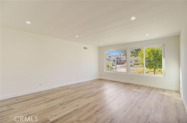 11200 Jellico Avenue, Granada Hills CA: https://media.crmls.org/medias/874261f9-e9ed-445e-aa5f-b4491eee68a3.jpg