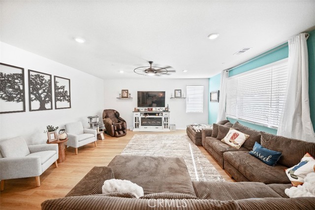 5066 Banjo Way, Hemet CA: https://media.crmls.org/medias/87457560-f943-476f-9220-a46fd6dc04fd.jpg