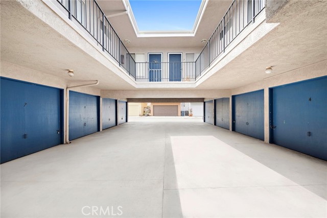 221 10th Street, Huntington Beach CA: https://media.crmls.org/medias/8748ebd6-18cc-4e9e-8a4e-59b4af5a63da.jpg