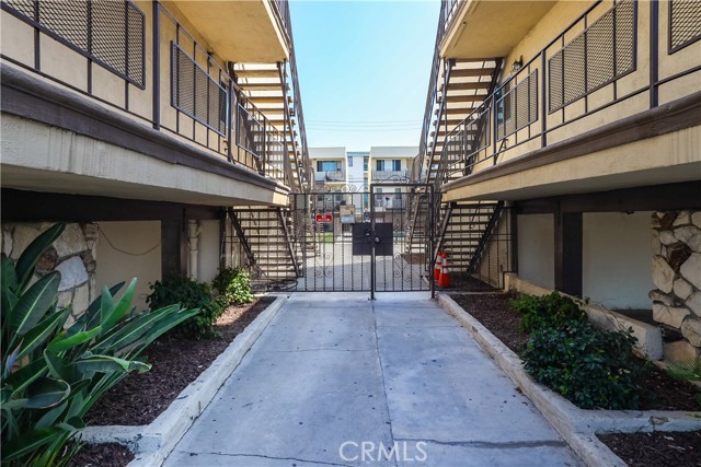 Detail Gallery Image 2 of 21 For 3440 Elm Ave #5,  Long Beach,  CA 90807 - 28 Beds | 14 Baths