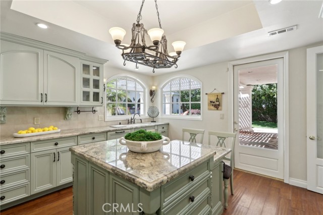 5347 Hinton Avenue, Woodland Hills CA: https://media.crmls.org/medias/874c6f5a-adfa-4d4e-b217-65443c21a624.jpg