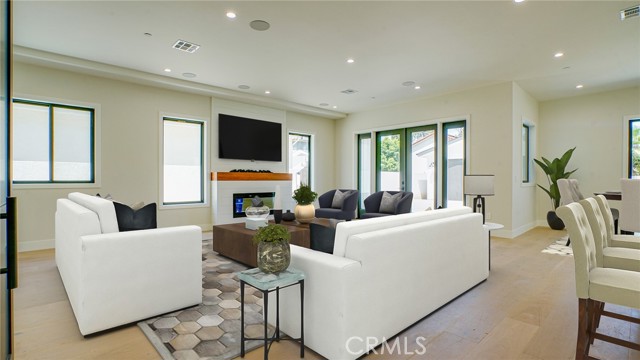 Detail Gallery Image 15 of 68 For 6250 Lindley Ave, Encino,  CA 91316 - 4 Beds | 3/1 Baths