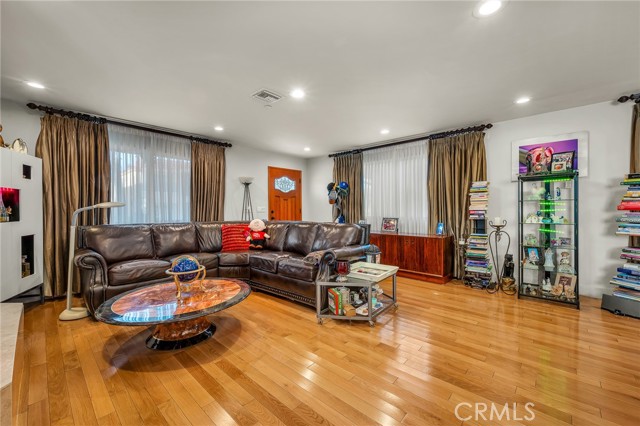 Detail Gallery Image 7 of 31 For 236 8th St, Seal Beach,  CA 90740 - 5 Beds | 5 Baths