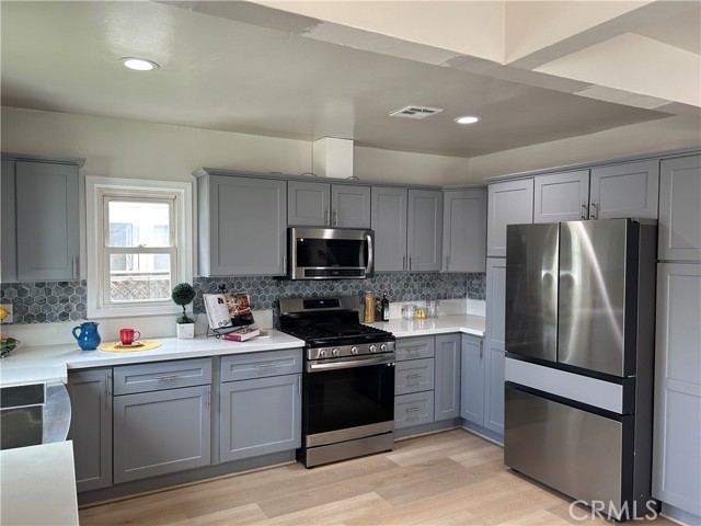 Detail Gallery Image 8 of 24 For 3375 Baltic Ave, Long Beach,  CA 90810 - 4 Beds | 2 Baths