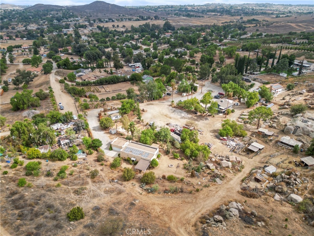 https://media.crmls.org/medias/8751f82d-6efa-494e-a50d-e33e2203a33c.jpg?preset=X-Large