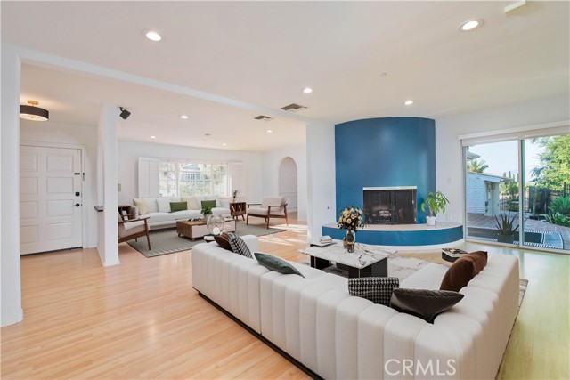 Detail Gallery Image 4 of 18 For 3610 Scadlock Ln, Sherman Oaks,  CA 91403 - 3 Beds | 2/1 Baths