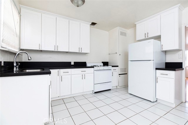 4135 Warner Boulevard, Burbank CA: https://media.crmls.org/medias/87525512-d8de-4281-b203-4fcda5f19f1d.jpg
