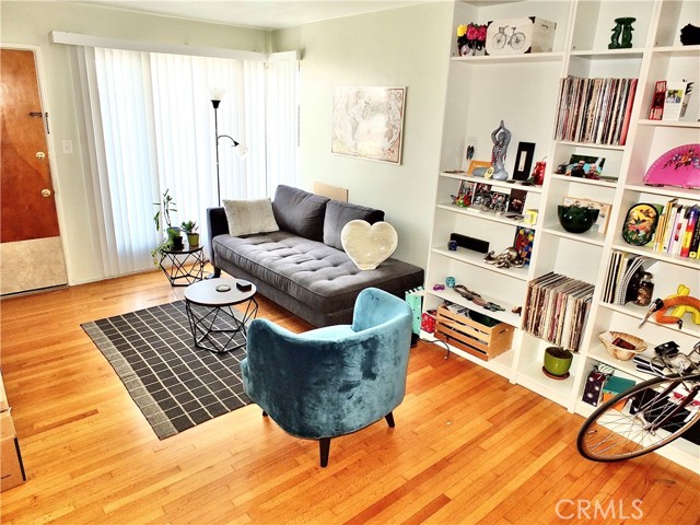 1724 E 1st Street, Long Beach CA: https://media.crmls.org/medias/8759d5ec-ed57-4c69-9ad4-9303b063ecc7.jpg