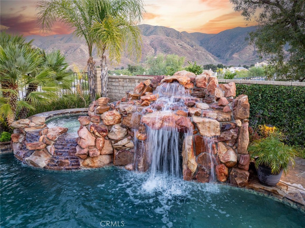 https://media.crmls.org/medias/875a8209-69dd-4fb7-a832-10897804ca61.jpg?preset=X-Large
