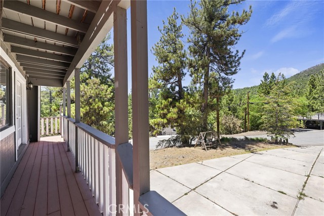 39325 Lodge Road, Fawnskin CA: https://media.crmls.org/medias/875ad3f6-c630-4d3f-a77e-a1968f2cee60.jpg