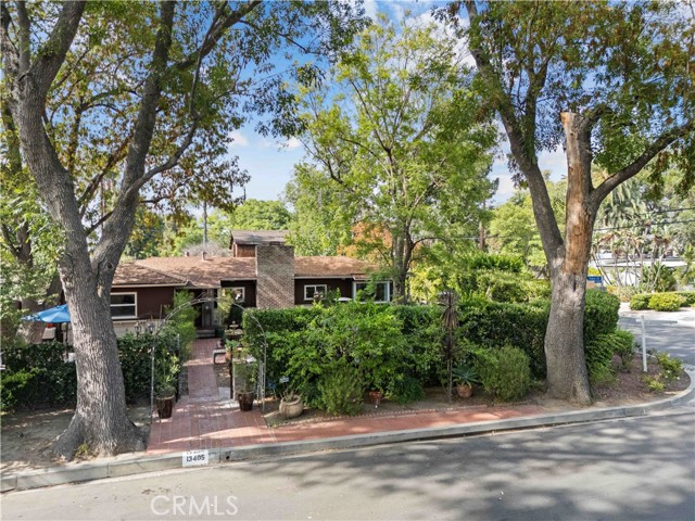 13405 Tiara Street, Valley Glen CA: https://media.crmls.org/medias/875bafa5-2d60-4142-b260-1fa0019e22ab.jpg