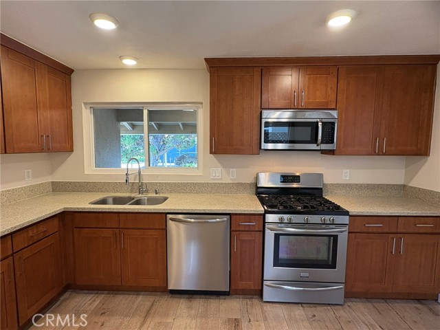 Detail Gallery Image 15 of 41 For 20420 Keswick St, Winnetka,  CA 91306 - 4 Beds | 3 Baths