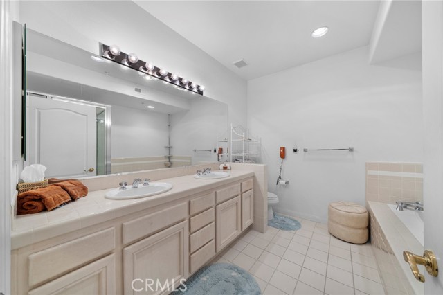 Detail Gallery Image 11 of 23 For 453 S Barrington, Los Angeles,  CA 90049 - 2 Beds | 3 Baths