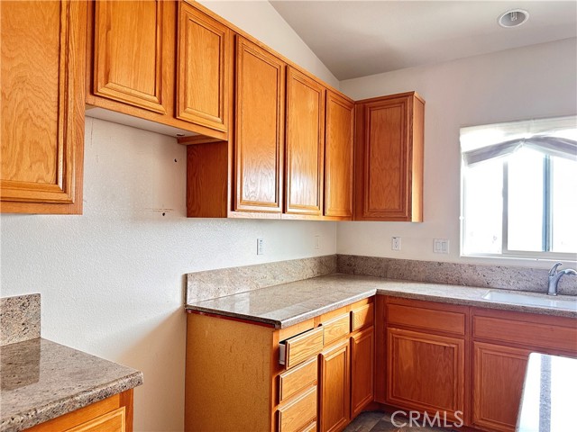Detail Gallery Image 10 of 13 For 13037 Sunset Canyon, Victorville,  CA 92395 - 3 Beds | 2 Baths