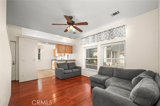 Detail Gallery Image 6 of 40 For 9921 Flora Vista #5,  Bellflower,  CA 90706 - 4 Beds | 2 Baths