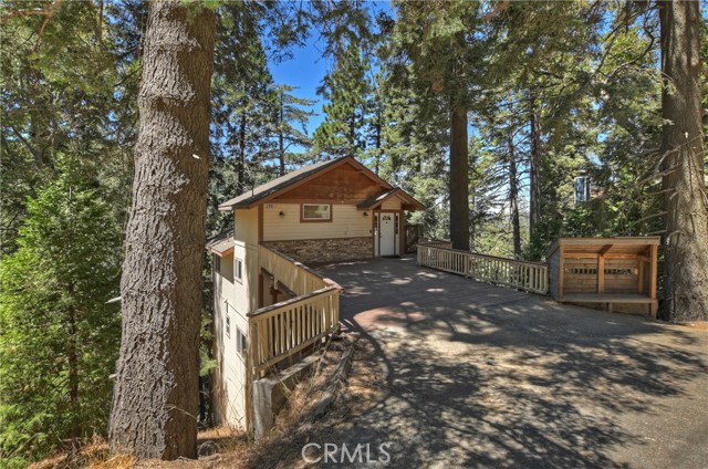 Detail Gallery Image 3 of 32 For 676 Lake Dr, Lake Arrowhead,  CA 92352 - 2 Beds | 2/1 Baths