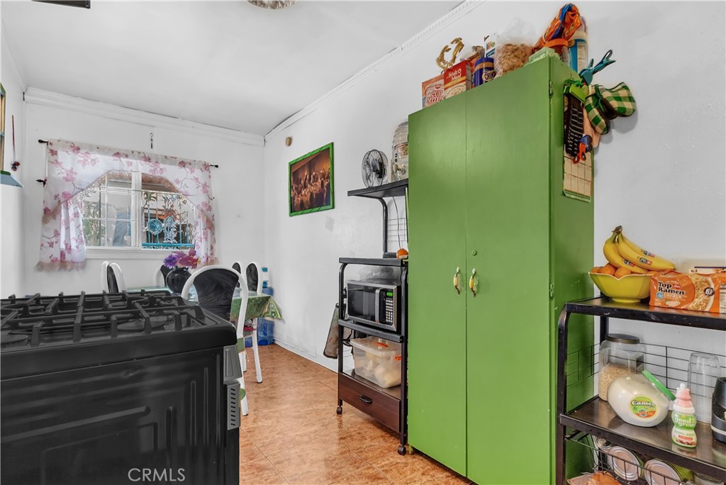 https://media.crmls.org/medias/876a7ca6-d95f-4485-88c0-2b70327754f0.jpg?preset=X-Large