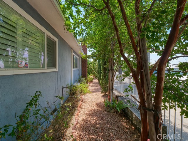 401 E Cherry Avenue, Monrovia CA: https://media.crmls.org/medias/876b19b7-8782-4ed1-b310-e4084edf11d5.jpg