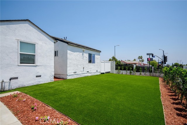 8302 Webb Avenue, Sun Valley CA: https://media.crmls.org/medias/876d0873-4098-43b2-adbe-58bcdcc24ab8.jpg
