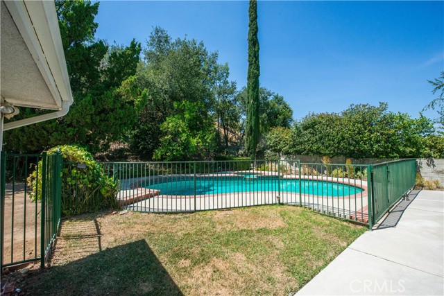 5819 Fairhaven Avenue, Woodland Hills CA: https://media.crmls.org/medias/876d4a63-b21d-4965-906f-6f579e5ceeee.jpg