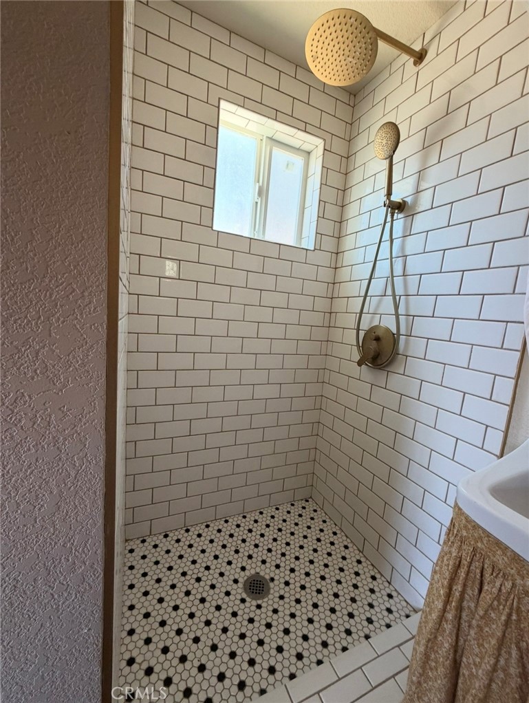 https://media.crmls.org/medias/876f188e-b305-416b-b9e8-efa0a8d1319e.jpg?preset=X-Large