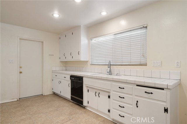 Detail Gallery Image 6 of 38 For 10004 Oakwood Ave, Hesperia,  CA 92345 - 2 Beds | 2 Baths
