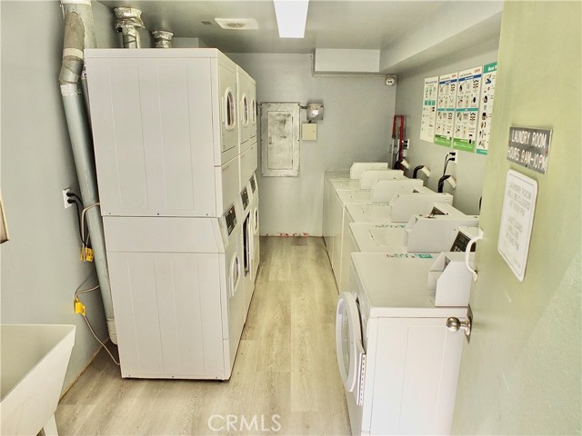 121 Sinclair Avenue, Glendale CA: https://media.crmls.org/medias/8770de9e-94f2-42dc-b91c-9f99ba7d2247.jpg