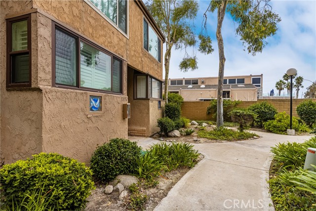 Detail Gallery Image 2 of 49 For 17162 Bluewater Ln, Huntington Beach,  CA 92649 - 2 Beds | 1 Baths