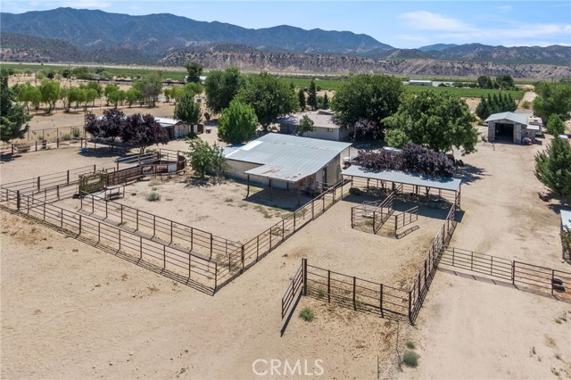 4333 Highway 33, New Cuyama CA: https://media.crmls.org/medias/87736325-1ea1-4baf-9ef0-077f70f950da.jpg