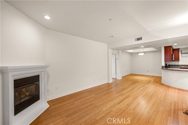 Detail Gallery Image 8 of 37 For 15206 Burbank Bld #104,  Sherman Oaks,  CA 91411 - 2 Beds | 2/1 Baths