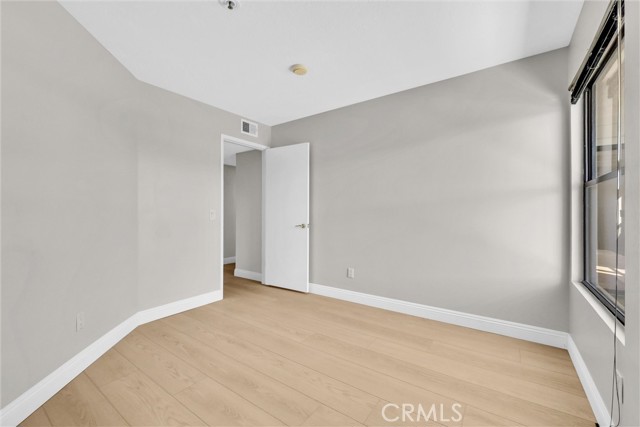 Image 17 of 30 For 220 Nice  110