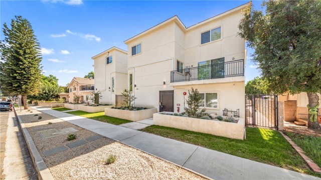 Detail Gallery Image 3 of 26 For 17154 Chatsworth St #4,  Granada Hills,  CA 91344 - 3 Beds | 2/1 Baths