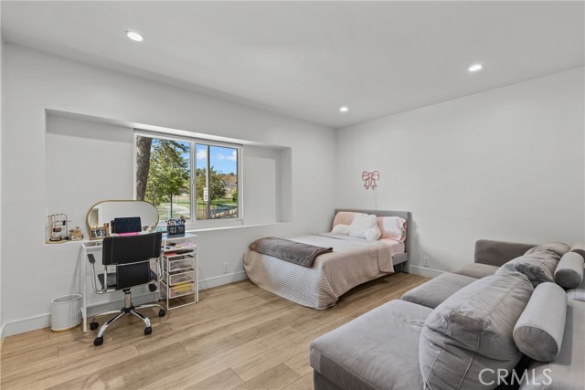 240 W Gainsborough Road, Thousand Oaks CA: https://media.crmls.org/medias/877f5ff9-3235-468f-8ef0-6701e40b58aa.jpg