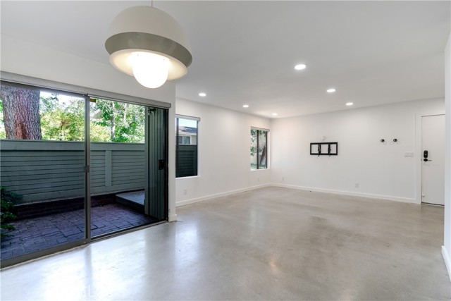22139 burbank, Woodland Hills CA: https://media.crmls.org/medias/87804af5-e9f0-434e-b7eb-592c3091a57e.jpg