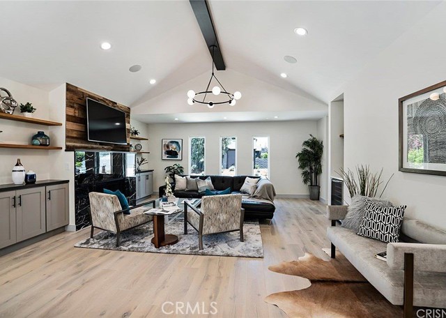 Detail Gallery Image 4 of 31 For 4931 Murietta Ave, Sherman Oaks,  CA 91423 - 4 Beds | 3 Baths