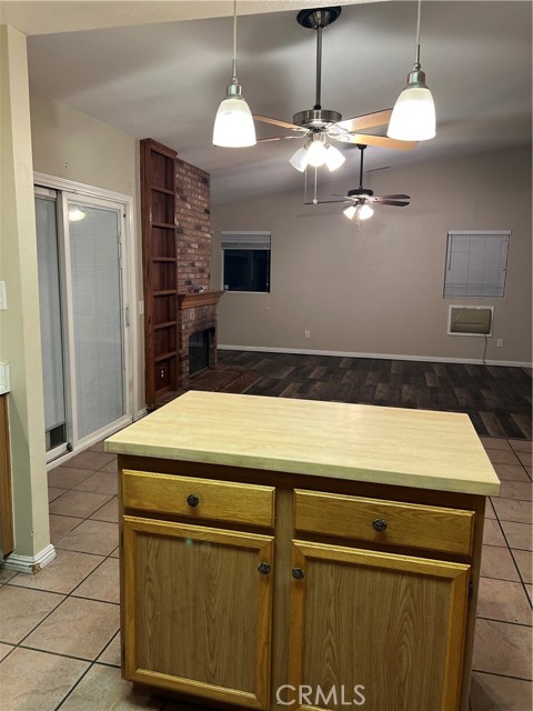 Detail Gallery Image 8 of 12 For 14211 Surrey Ct, Victorville,  CA 92394 - 3 Beds | 2 Baths