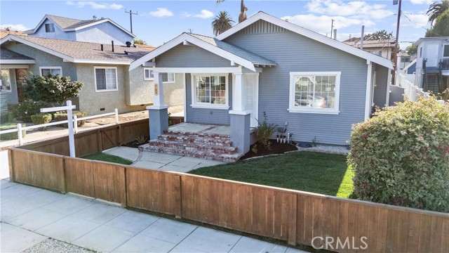 765 Loma Avenue, Long Beach CA: https://media.crmls.org/medias/878cacbf-9a85-4938-8a44-71c39a2d76e9.jpg