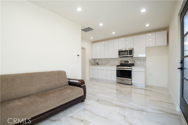 Detail Gallery Image 2 of 10 For 20473 Shamrock Pl, Chatsworth,  CA 91311 - 1 Beds | 1 Baths