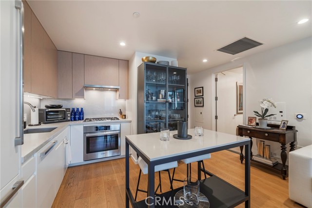 877 Francisco Street, Los Angeles CA: https://media.crmls.org/medias/878ef677-f03b-486b-8450-ab0a3e31cf07.jpg