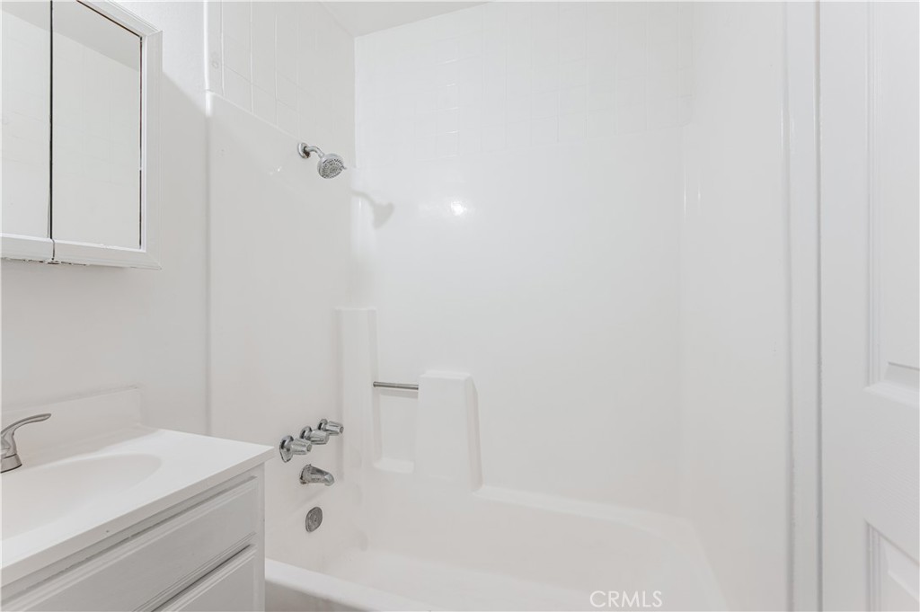 https://media.crmls.org/medias/878f5cf5-2e74-4370-8e0d-a7e589611184.jpg?preset=X-Large
