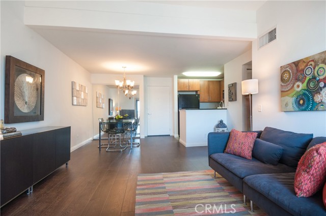 8300 Manitoba Street, Playa del Rey CA: https://media.crmls.org/medias/87904f71-7e2b-4386-8d01-1776dcdf5e5d.jpg