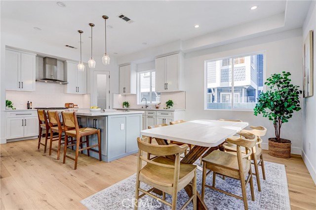 Flows to dining area Flows to dining area