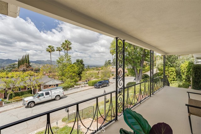 Detail Gallery Image 3 of 45 For 523 Meadows Dr., Glendale,  CA 91202 - 4 Beds | 4 Baths