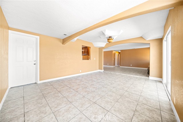 Detail Gallery Image 4 of 29 For 11080 5th Ave, Hesperia,  CA 92345 - 3 Beds | 2 Baths