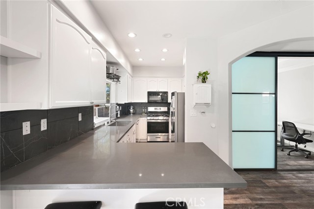 Detail Gallery Image 15 of 48 For 9400 1/2 Noble, North Hills,  CA 91343 - 5 Beds | 3 Baths