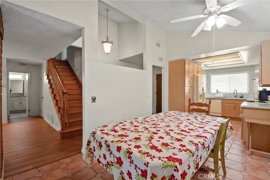 https://media.crmls.org/medias/879c091f-53e6-4a7a-a0df-e2d25a3e9511.jpg?preset=X-Large