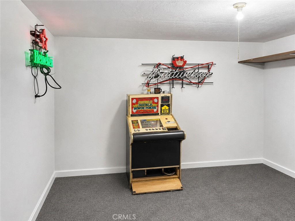 https://media.crmls.org/medias/879d6904-2e47-44a0-8972-82cf3773b66b.jpg?preset=X-Large