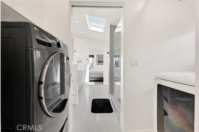 2712 N Beverly Glen Boulevard, Los Angeles CA: https://media.crmls.org/medias/879ee64b-b092-45a2-b87b-b50f4ea3c55a.jpg