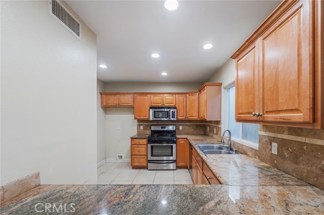 Detail Gallery Image 14 of 41 For 4445 W 163rd St., Lawndale,  CA 90260 - 4 Beds | 3/1 Baths
